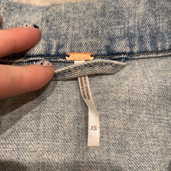FREE PEOPLE DISTRESSED DENIM CROPPED JACKET SIZE XS - Picture 2 of 6